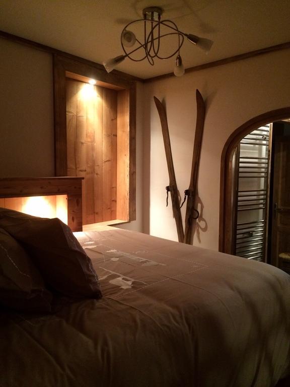 Chambre D'Hote La Tour Du Merle Le Villard  객실 사진