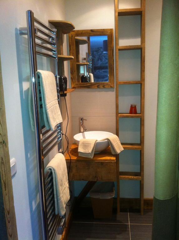 Chambre D'Hote La Tour Du Merle Le Villard  객실 사진